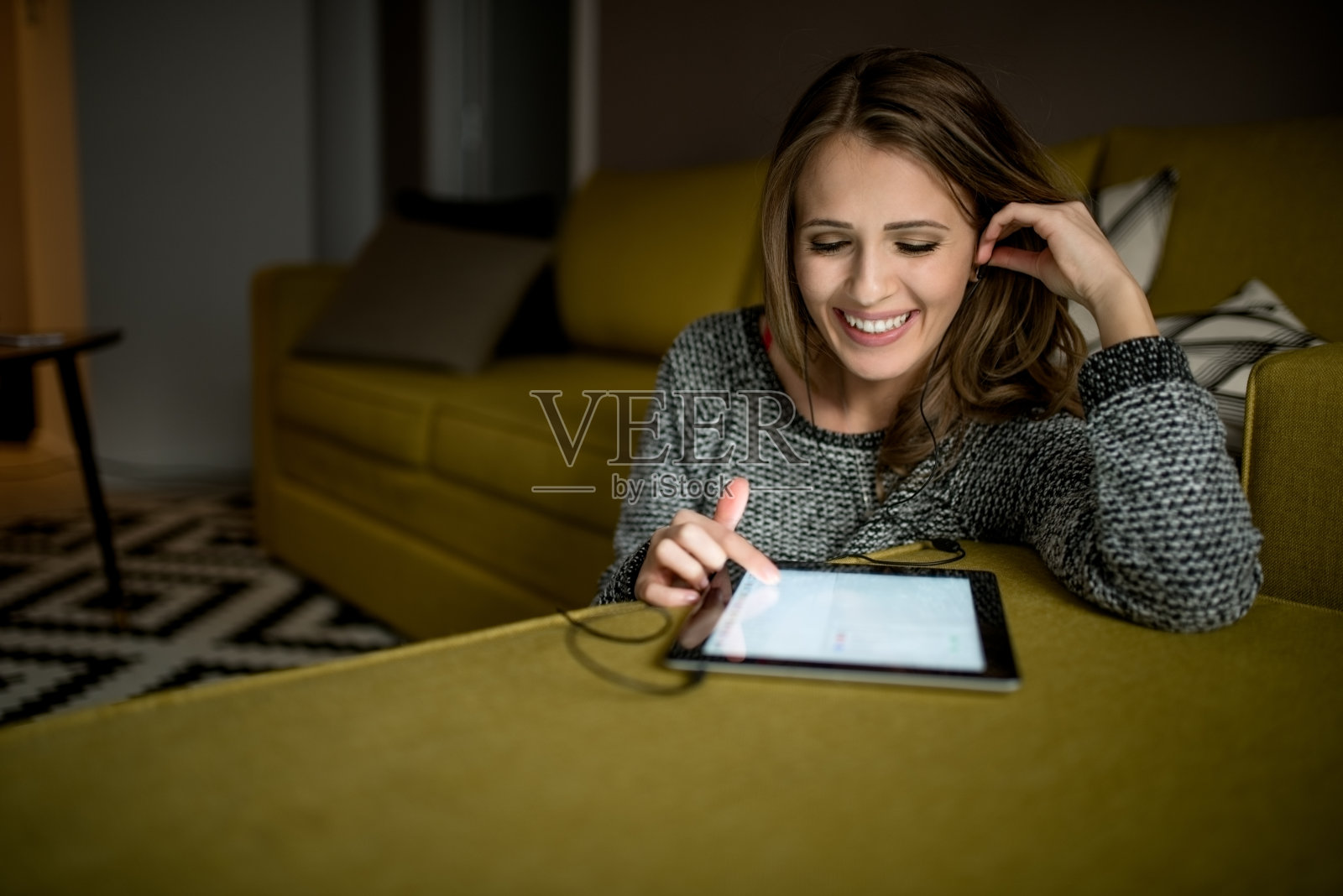 听喜欢的音乐照片摄影图片