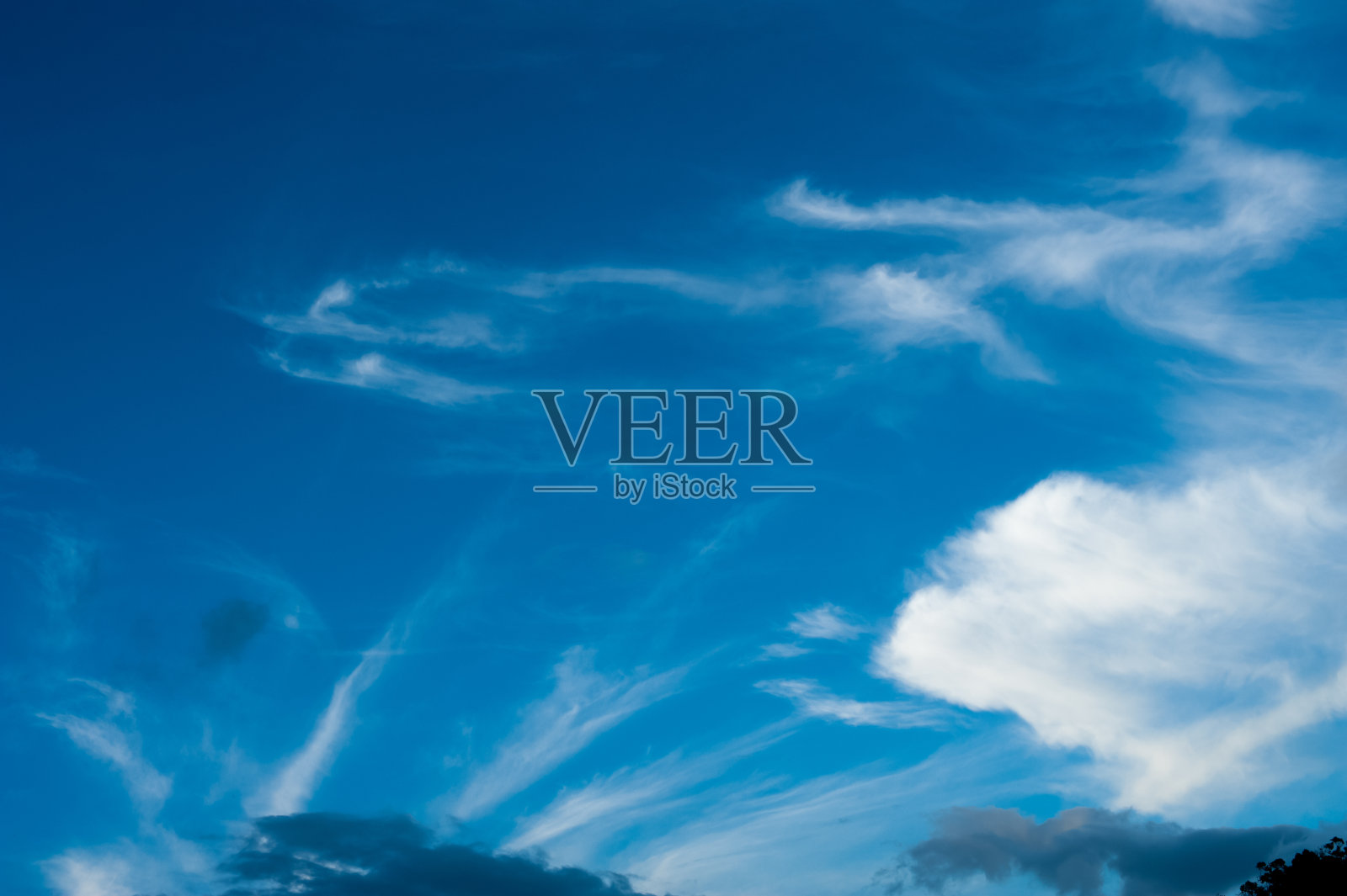 白色的蓬松的云与蓝天的背景照片摄影图片