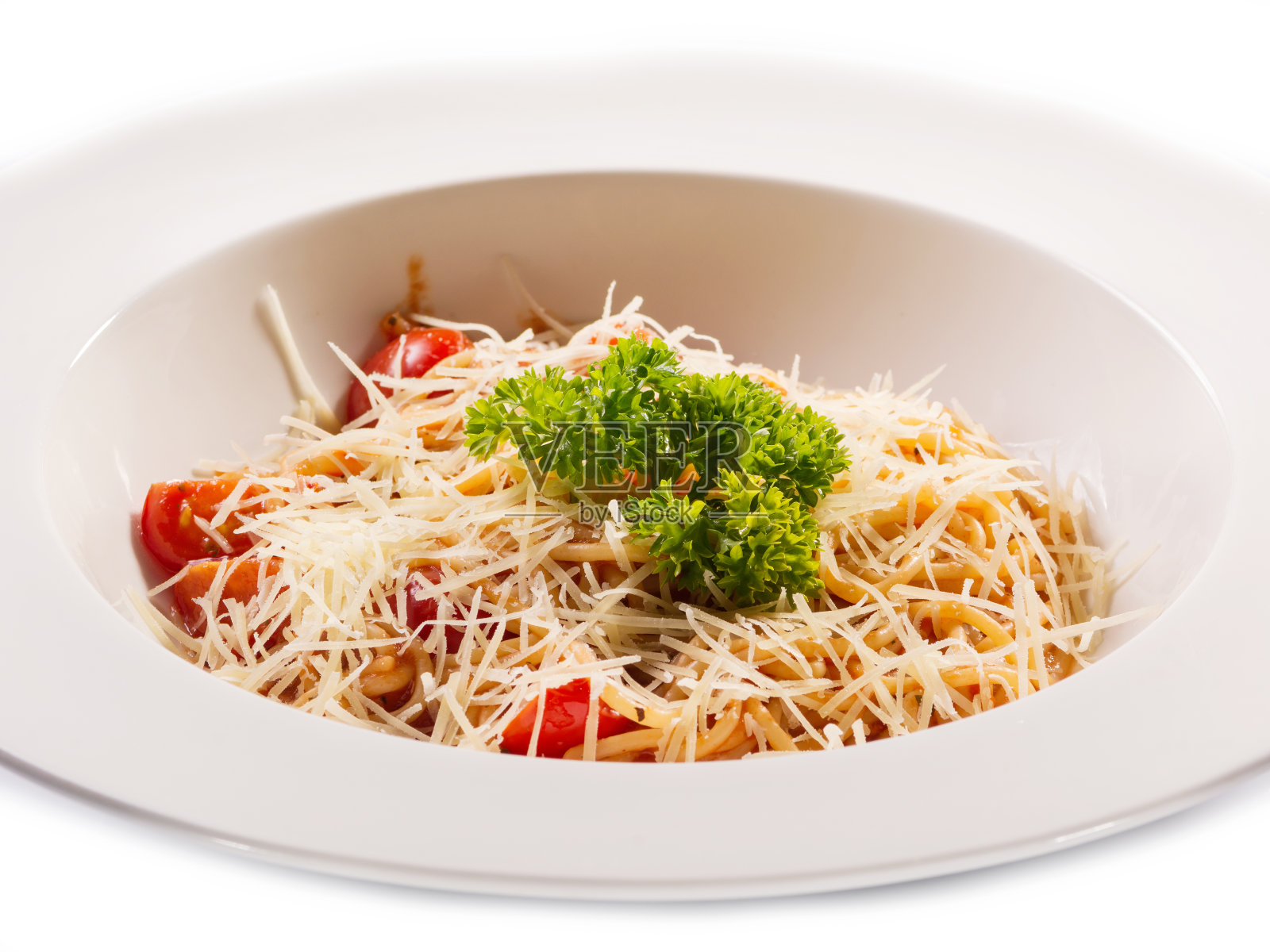 凯撒沙拉在盘子里，孤立的白色照片摄影图片