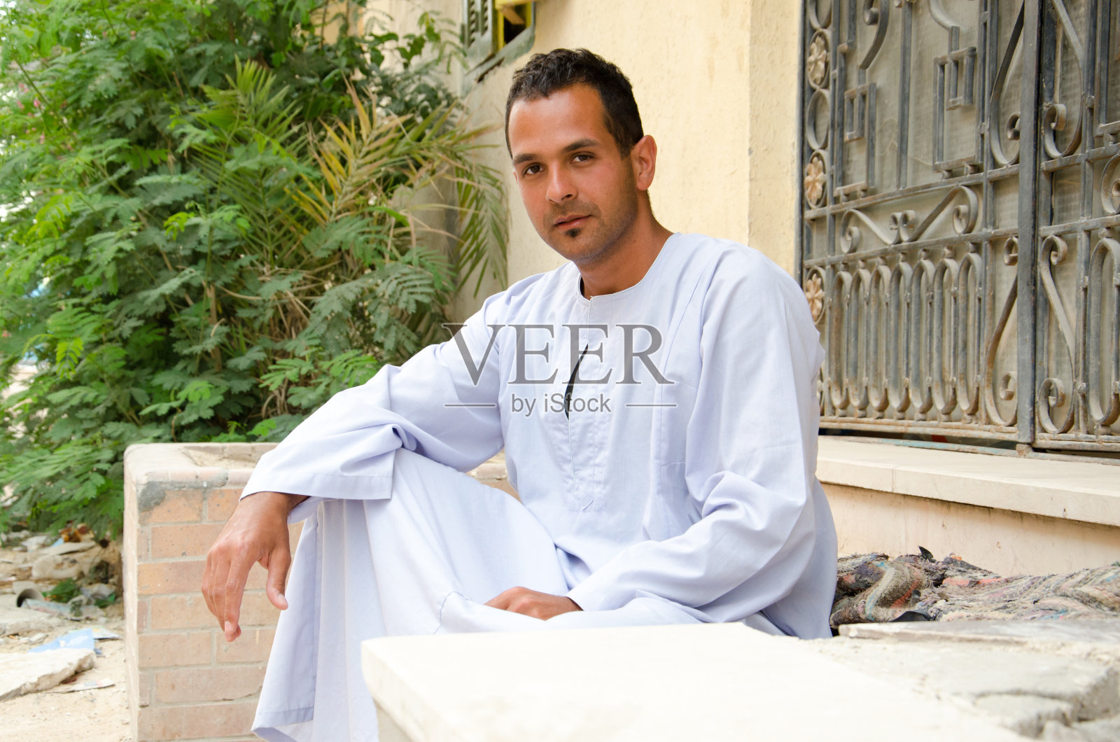 穿着阿拉伯长袍的穆斯林男子照片摄影图片