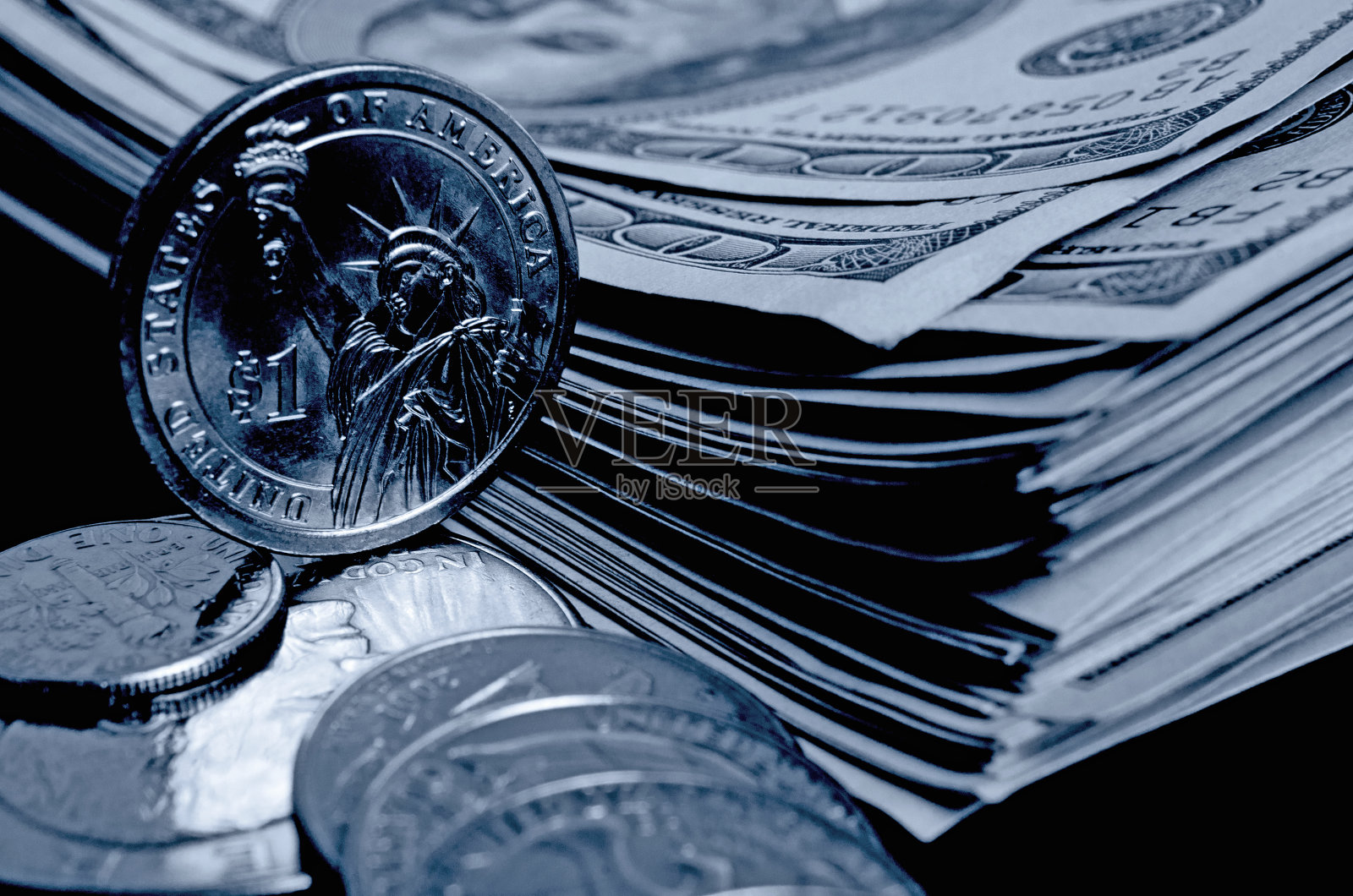 现金的美元面额和硬币的黑色和白色。照片摄影图片