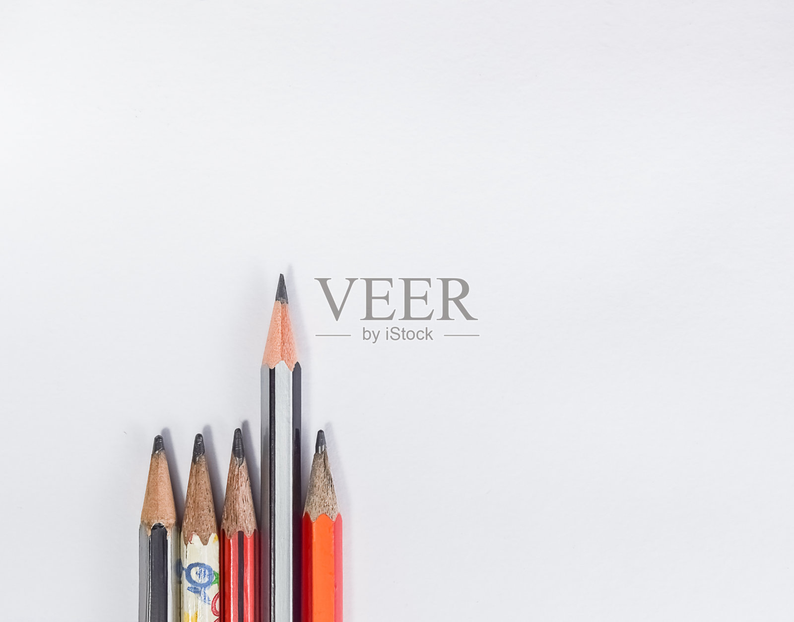 回到学校的概念-一支铅笔，橡皮擦，磨刀，一个切割的铝箔铅笔在白色的桌子上有或没有眼镜没有适当地安排孤立。照片摄影图片