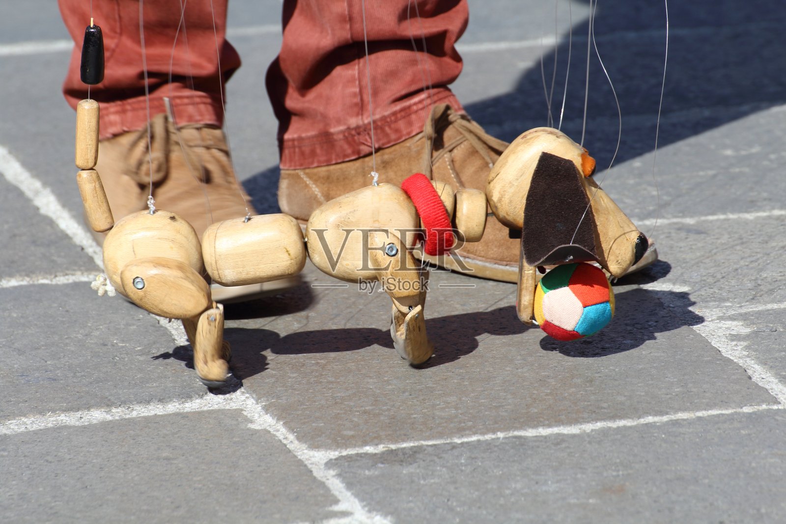 传统的木偶戏。被人感动的木偶变成狗的形状。照片摄影图片