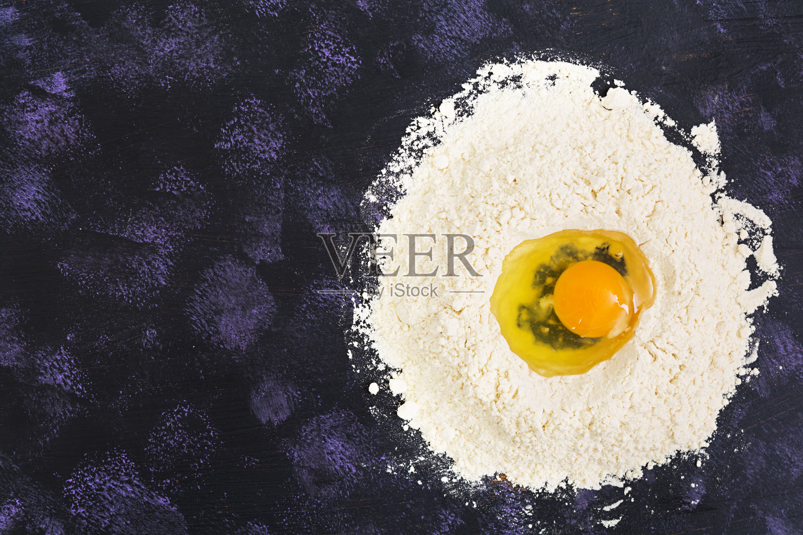 在深色背景上烘烤或做糕点用的生面团。俯视图照片摄影图片