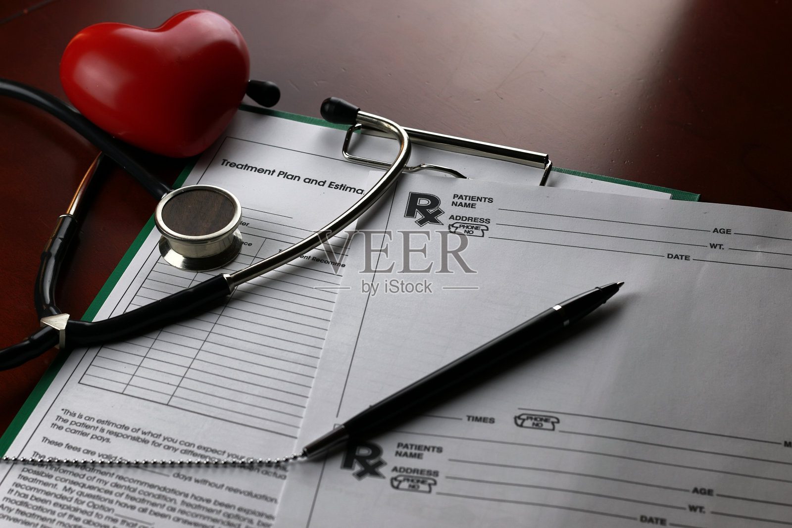 听诊器医疗文件笔照片摄影图片