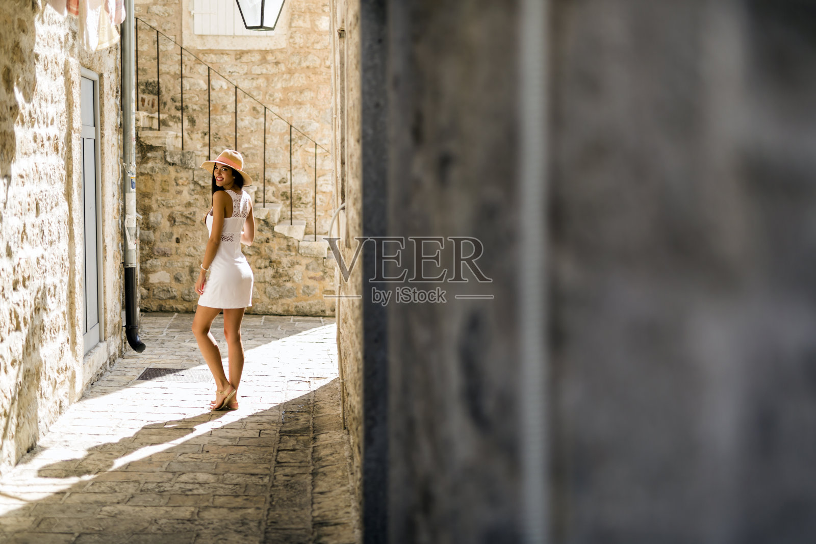 美丽的模特在狭窄的过道里摆姿势照片摄影图片