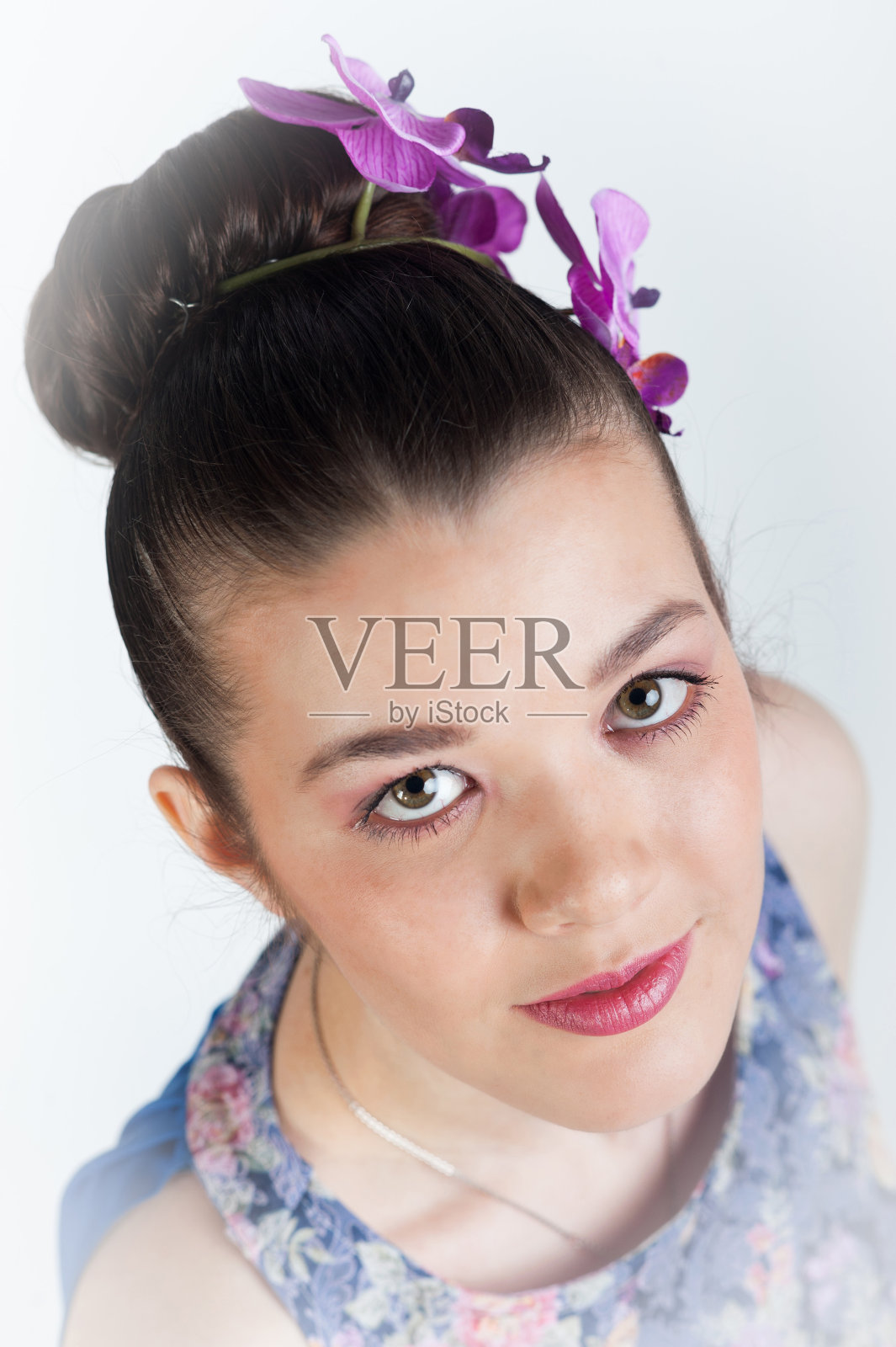 白色背景上漂亮的年轻女孩的肖像照片摄影图片