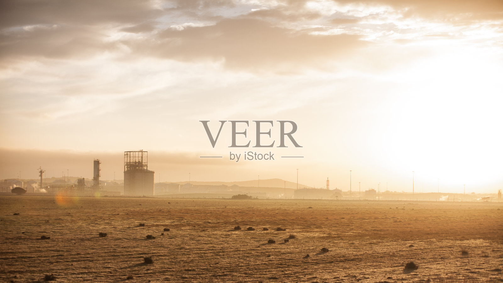 精炼厂沐浴在晨光中照片摄影图片