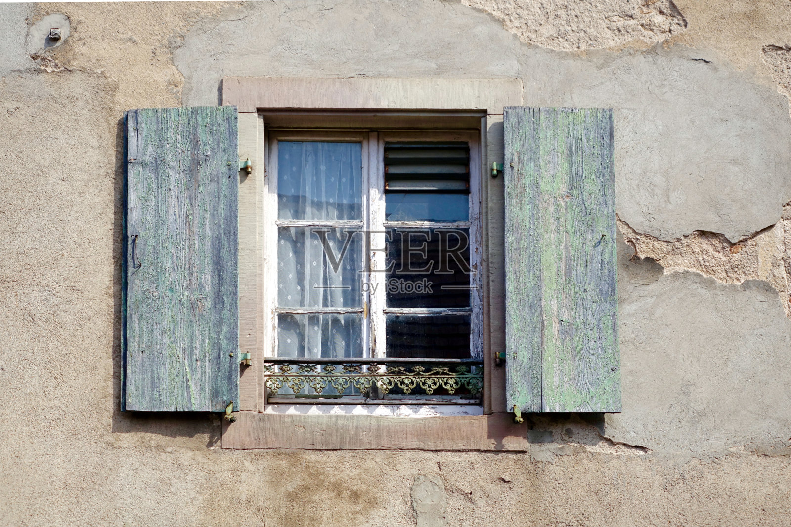 旧房子的蓝色百叶窗照片摄影图片