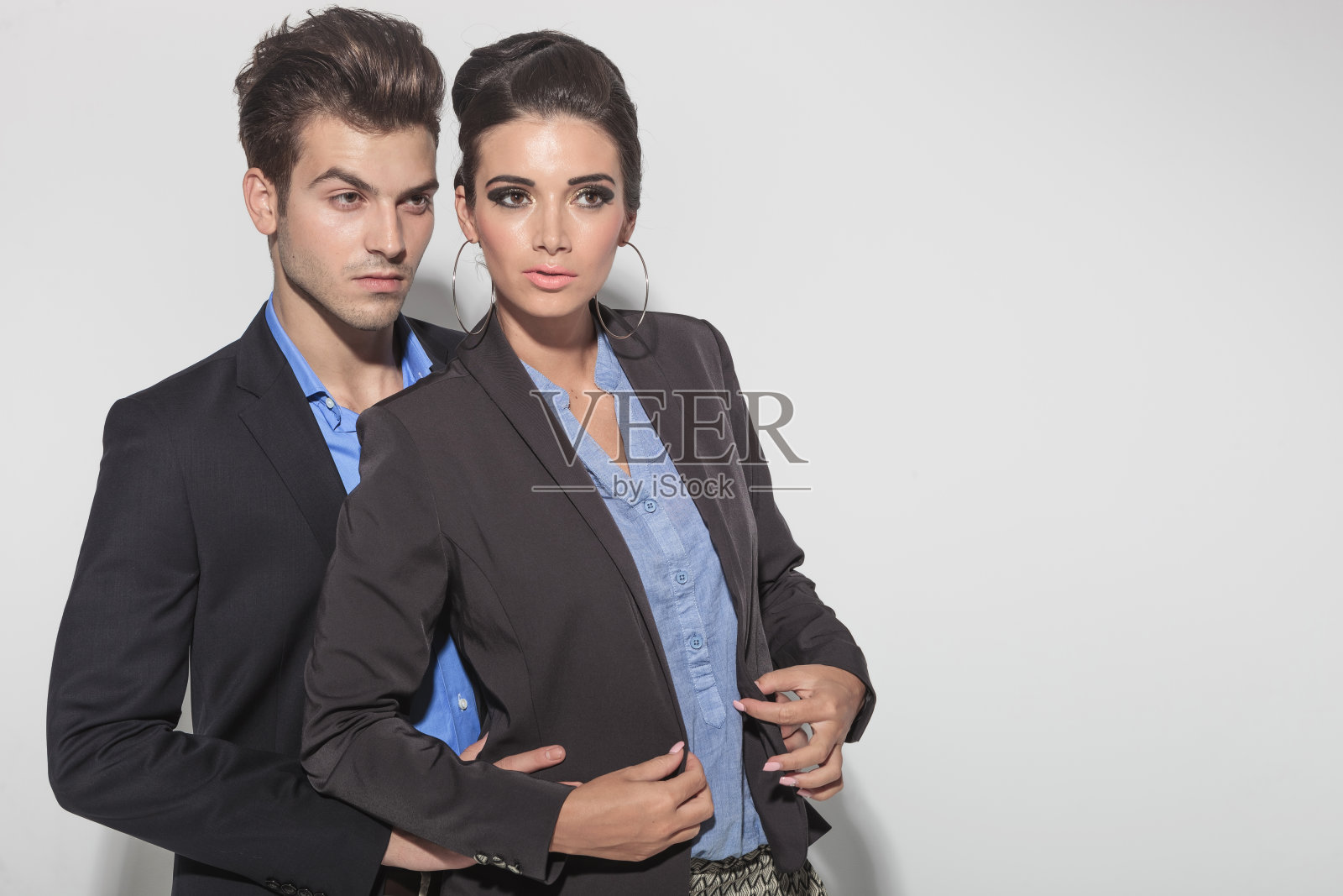 年轻的时尚夫妇一起摆姿势照片摄影图片