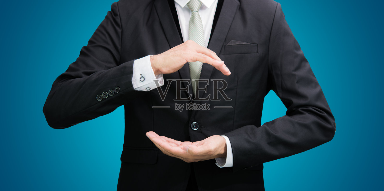 商人站着举手示意照片摄影图片