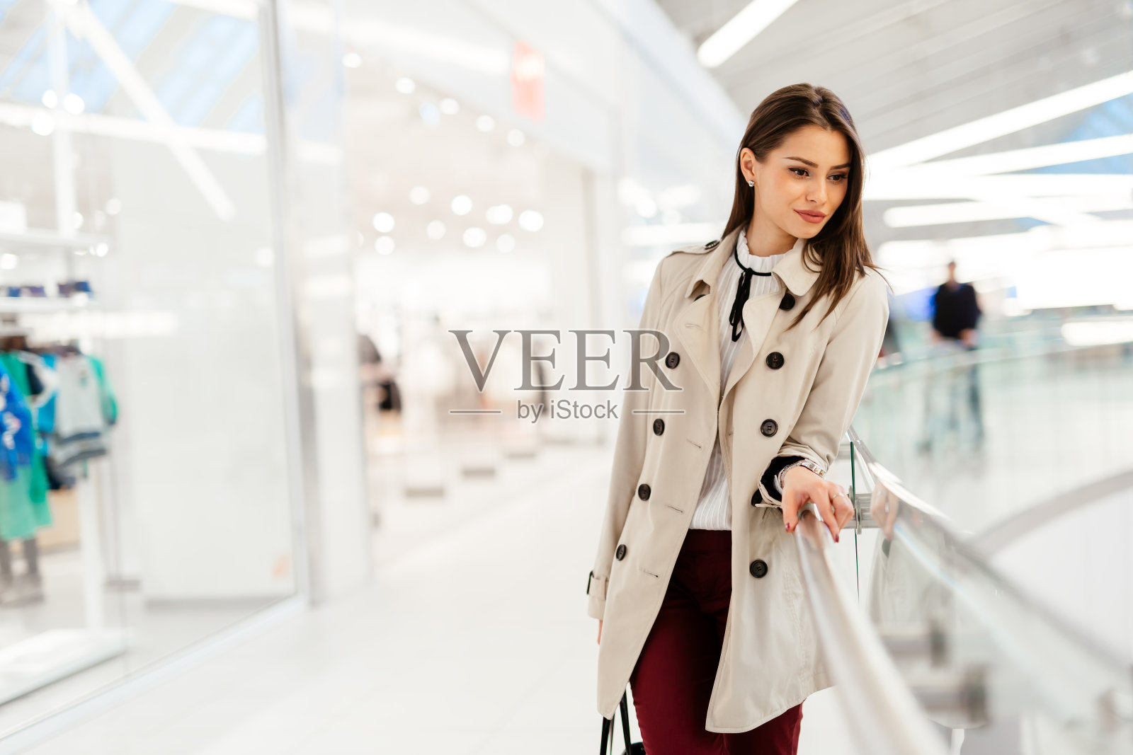 穿着漂亮衣服摆姿势的女商人照片摄影图片