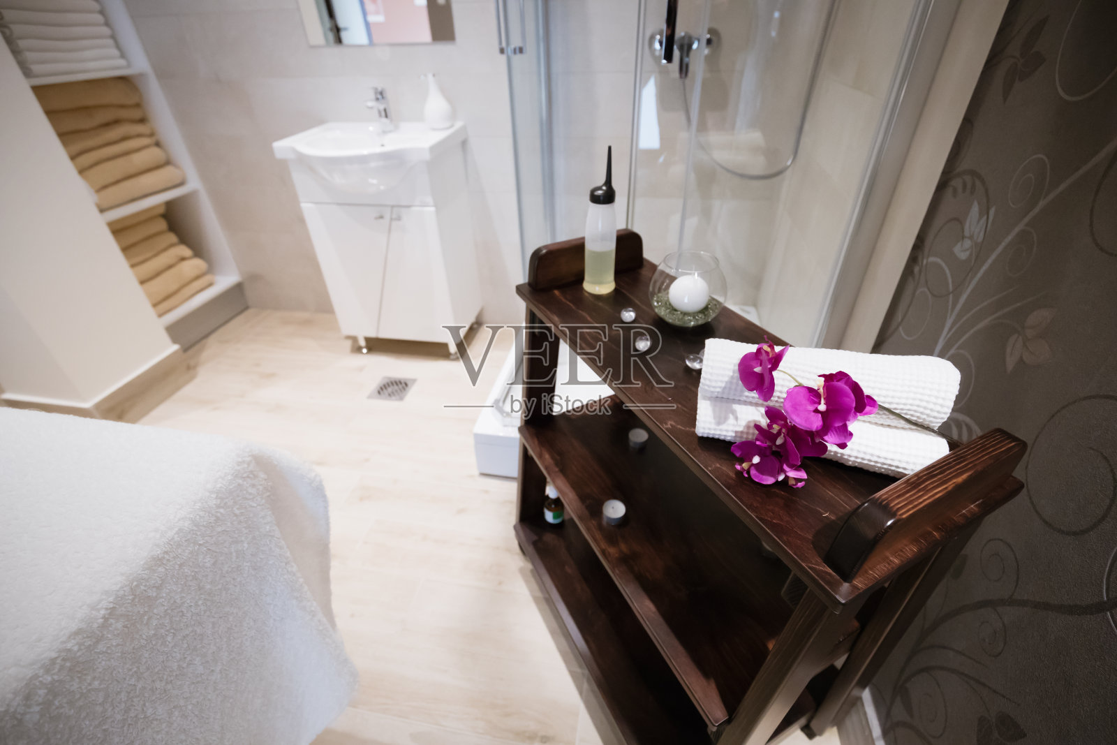 按摩室在现代温泉度假村提供治疗照片摄影图片