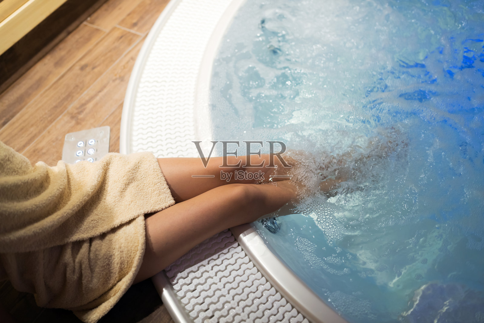 在温泉度假村享受热水浴缸放松的女人照片摄影图片