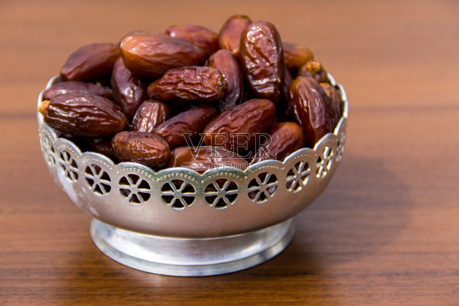 木桌银碗里的枣，穆斯林斋月盛宴照片摄影图片