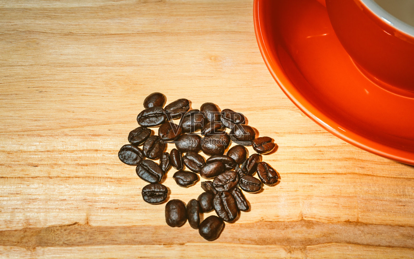 木质背景上的咖啡豆。俯视图照片摄影图片