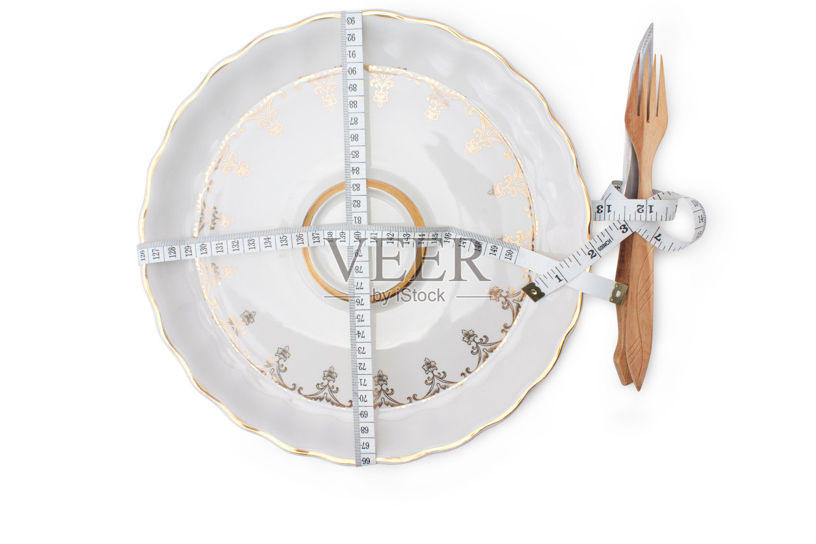 盘子，叉子和刀，被卷尺缠绕照片摄影图片