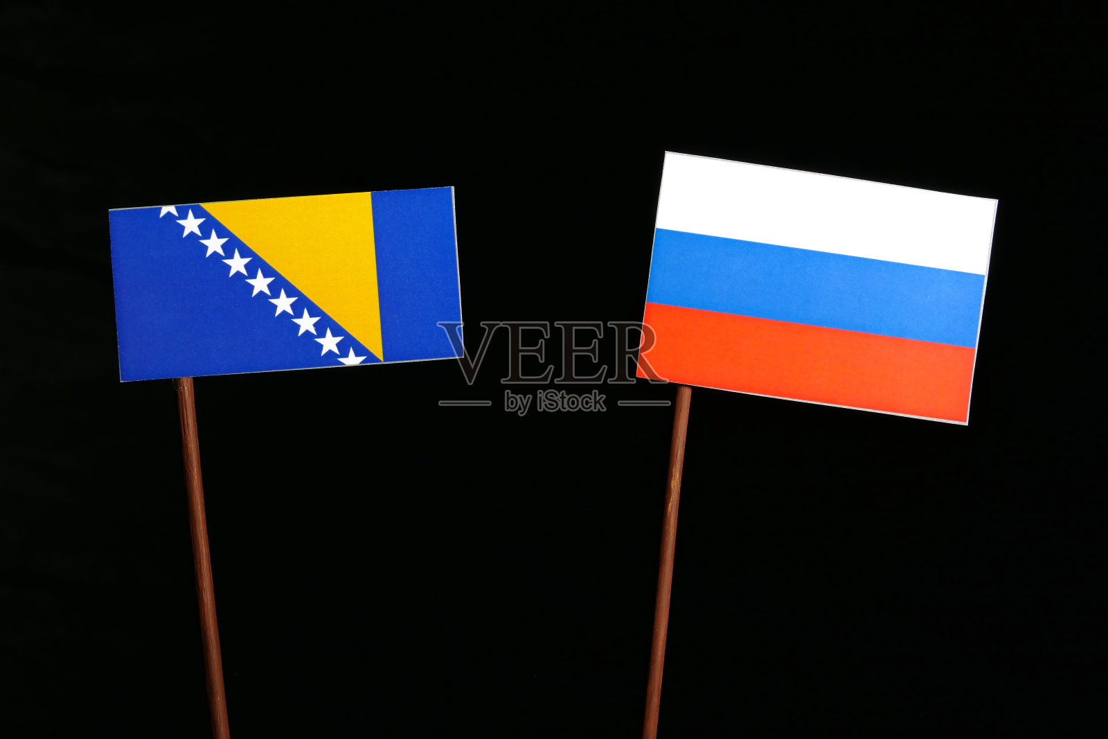 波斯尼亚和黑塞哥维那国旗，俄罗斯国旗在黑色背景上孤立照片摄影图片