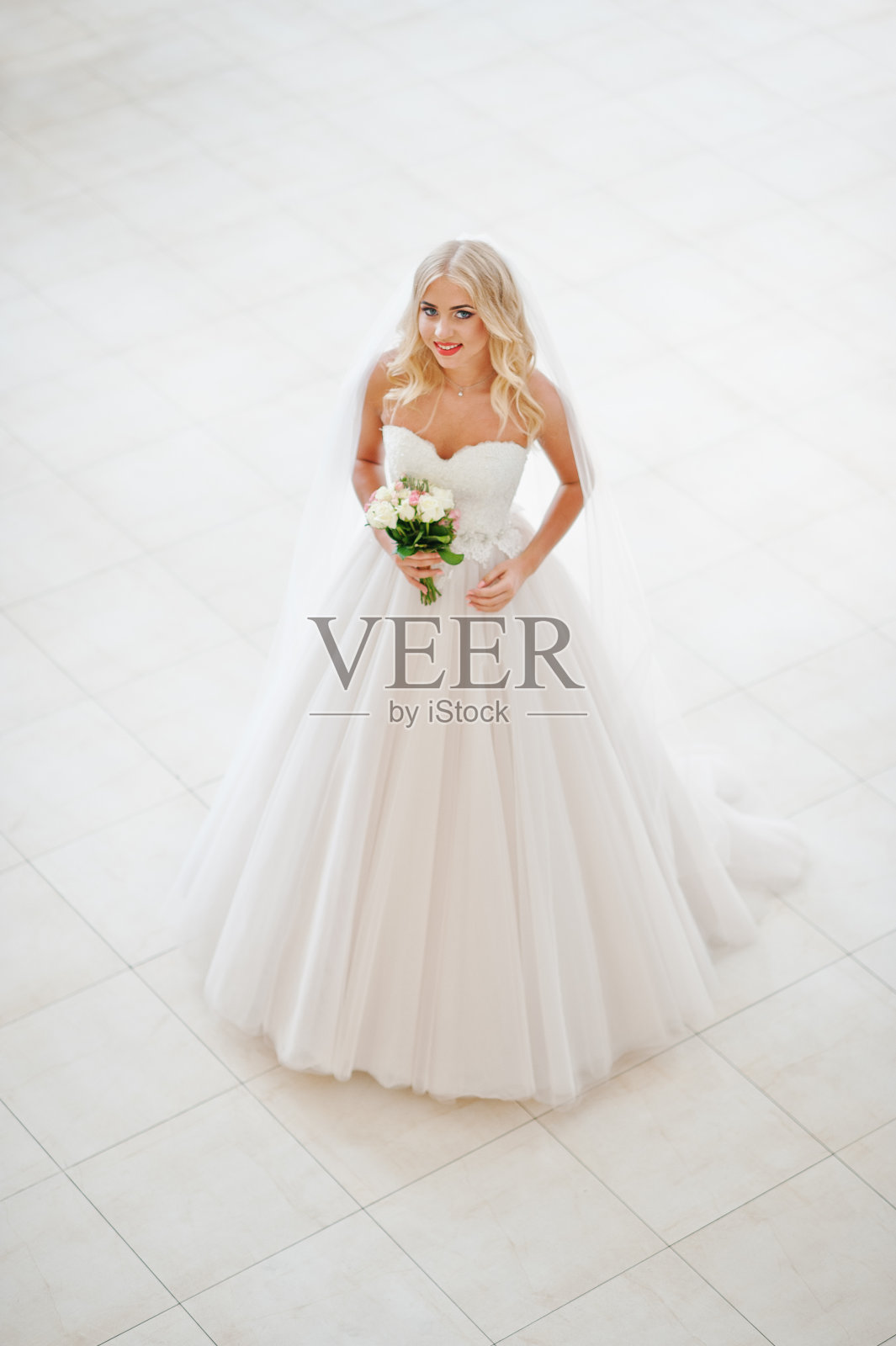 优雅的金发碧眼时尚新娘在盛大的婚礼大厅照片摄影图片