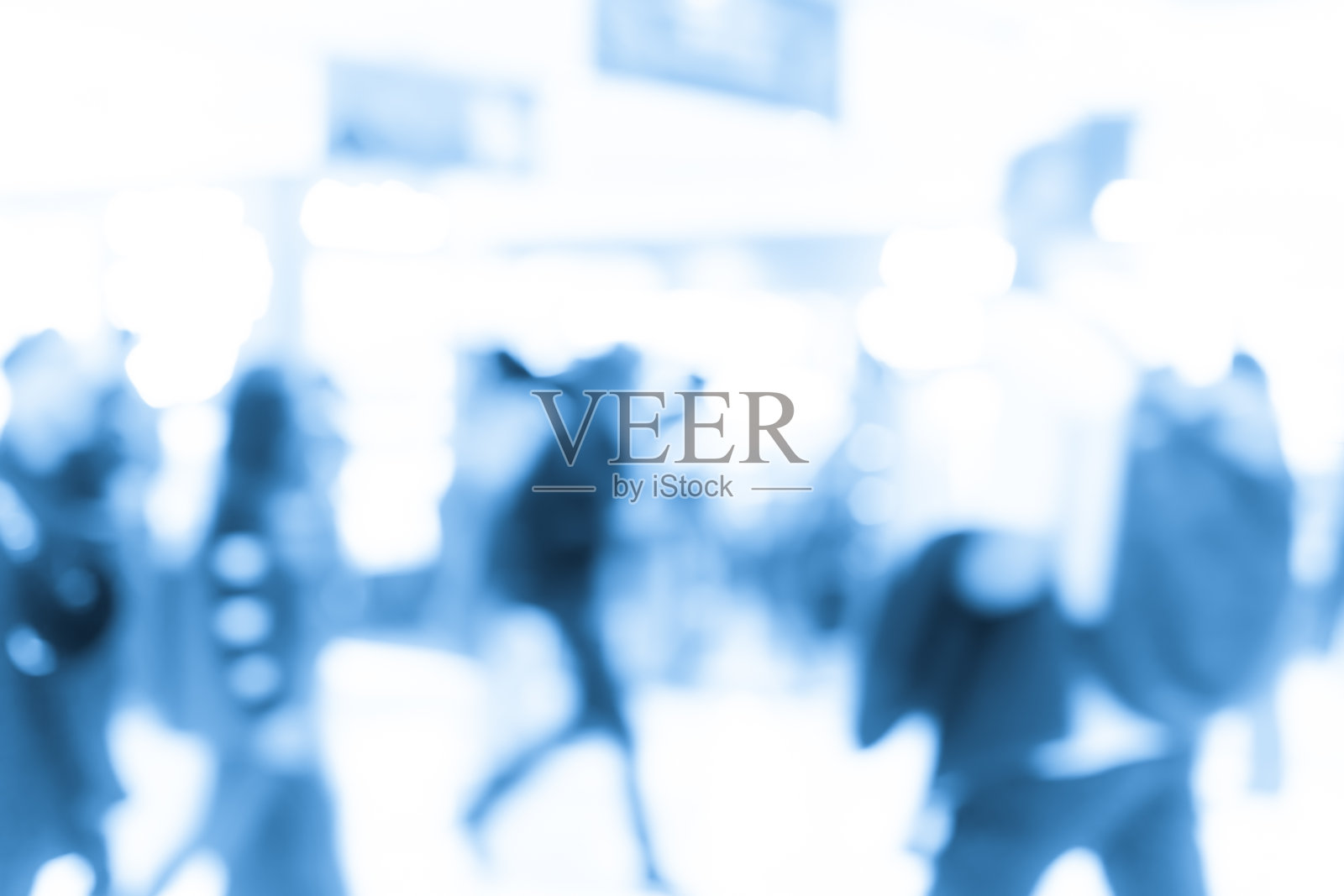 以蓝色为背景，抽象模糊购物中心的室内和零售商店照片摄影图片