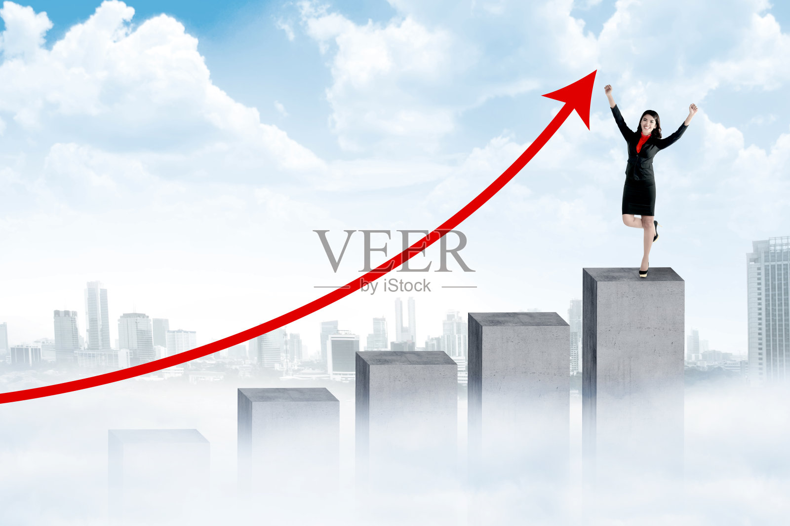 一个亚洲女人站在图表上照片摄影图片