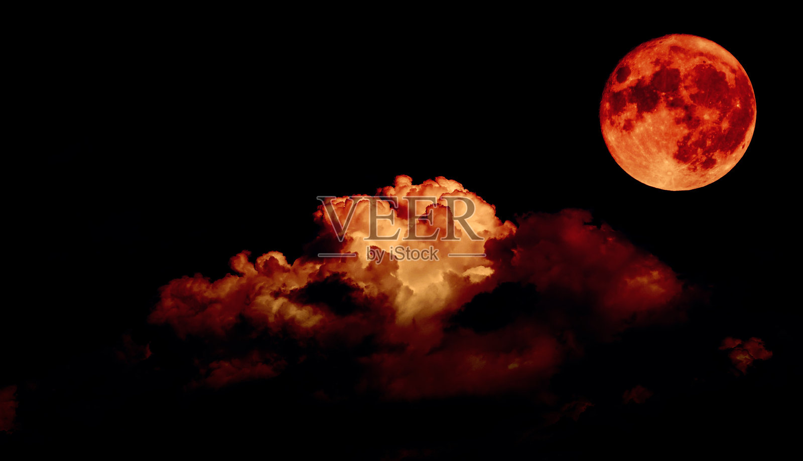 夜空中有一轮满月，云里有血月概念照片摄影图片