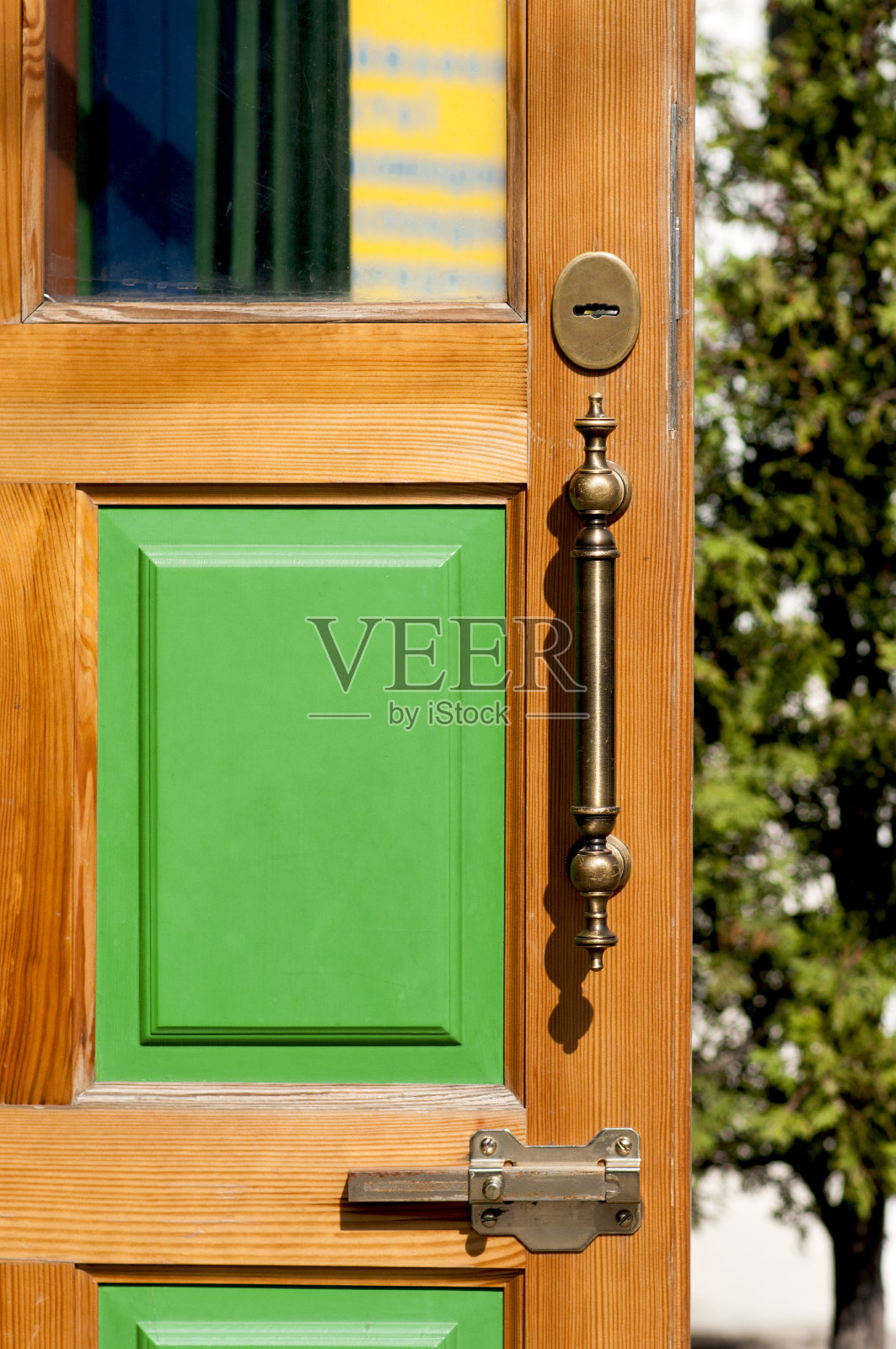 木门上有锁孔的长金属把手照片摄影图片