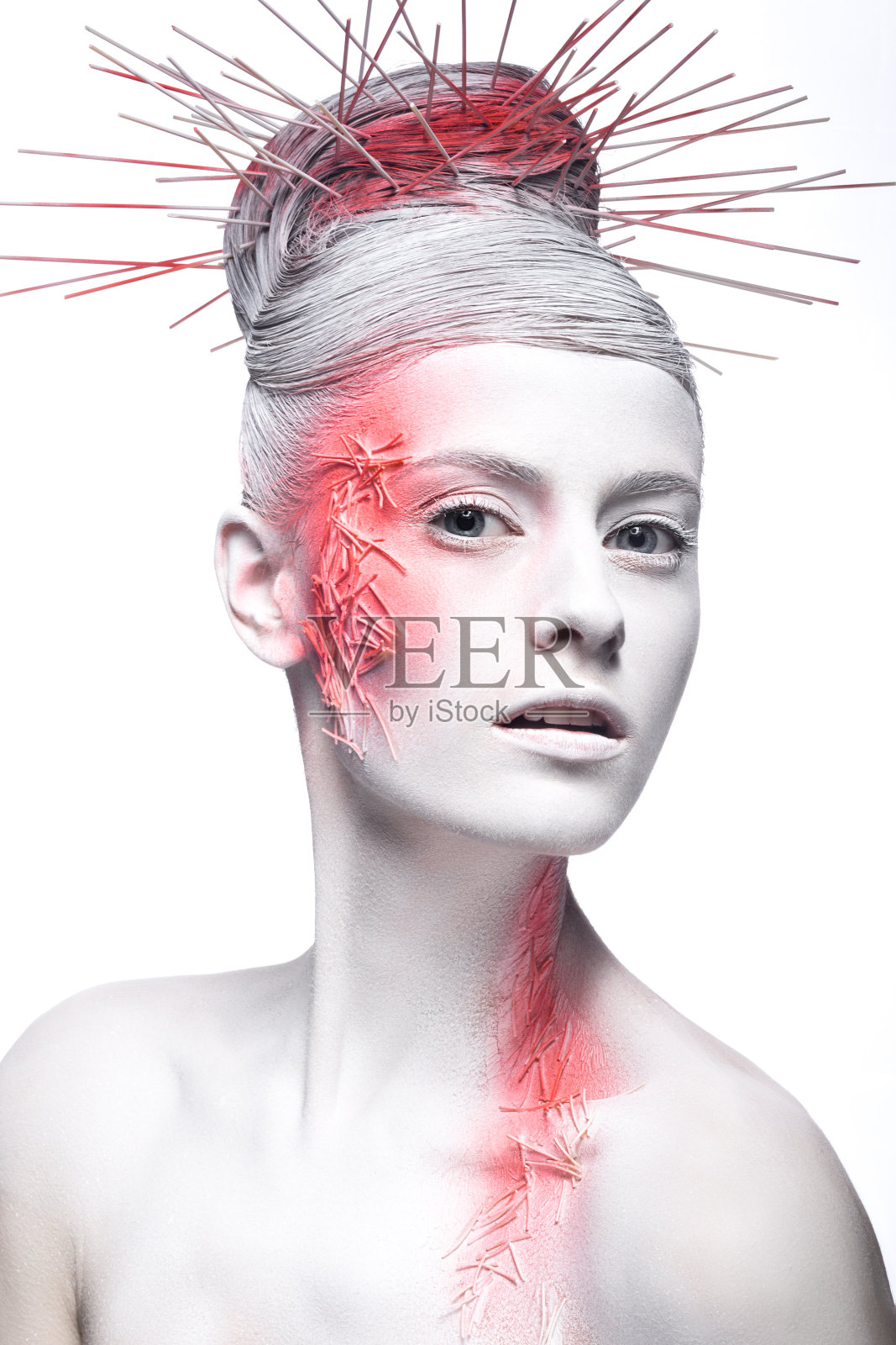 艺术时尚女孩与白色皮肤和红色油漆照片摄影图片