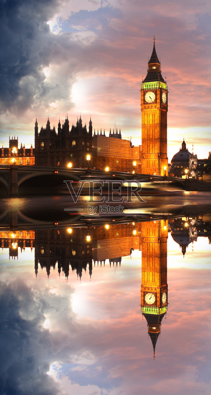 晚上著名的大本钟和桥牌，英国伦敦照片摄影图片