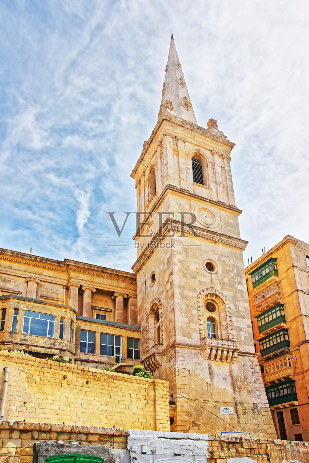瓦莱塔老城圣保罗大教堂的街景照片摄影图片
