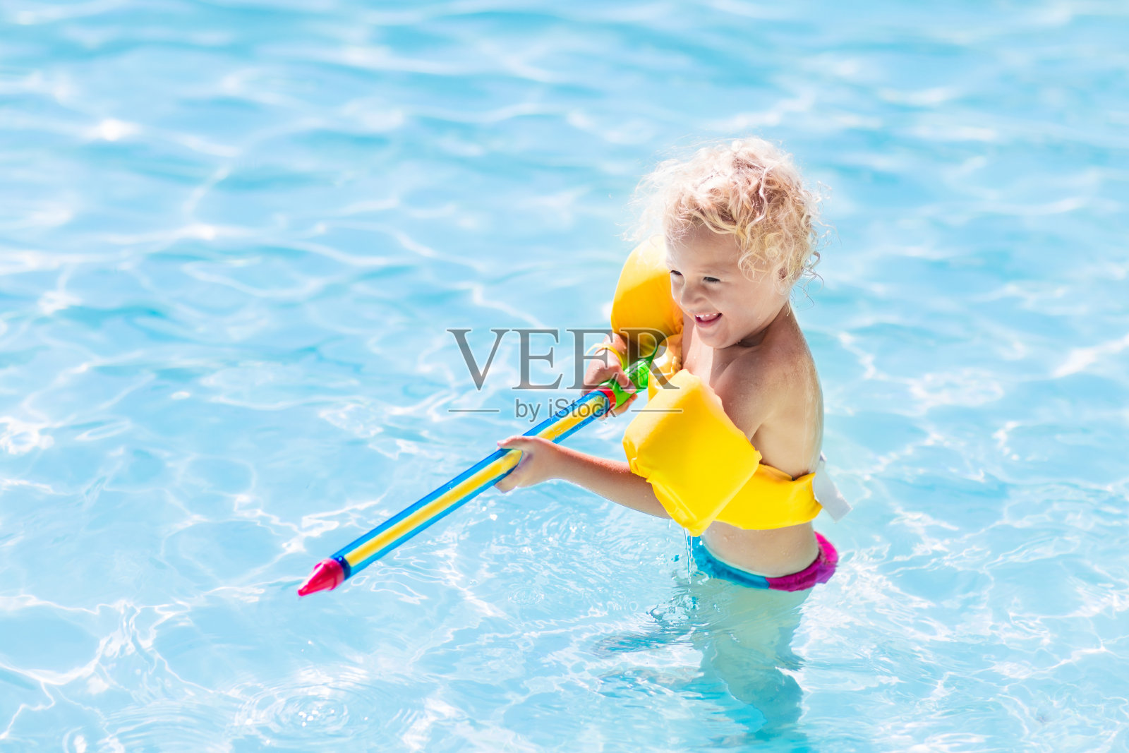 孩子们在游泳池里玩耍照片摄影图片