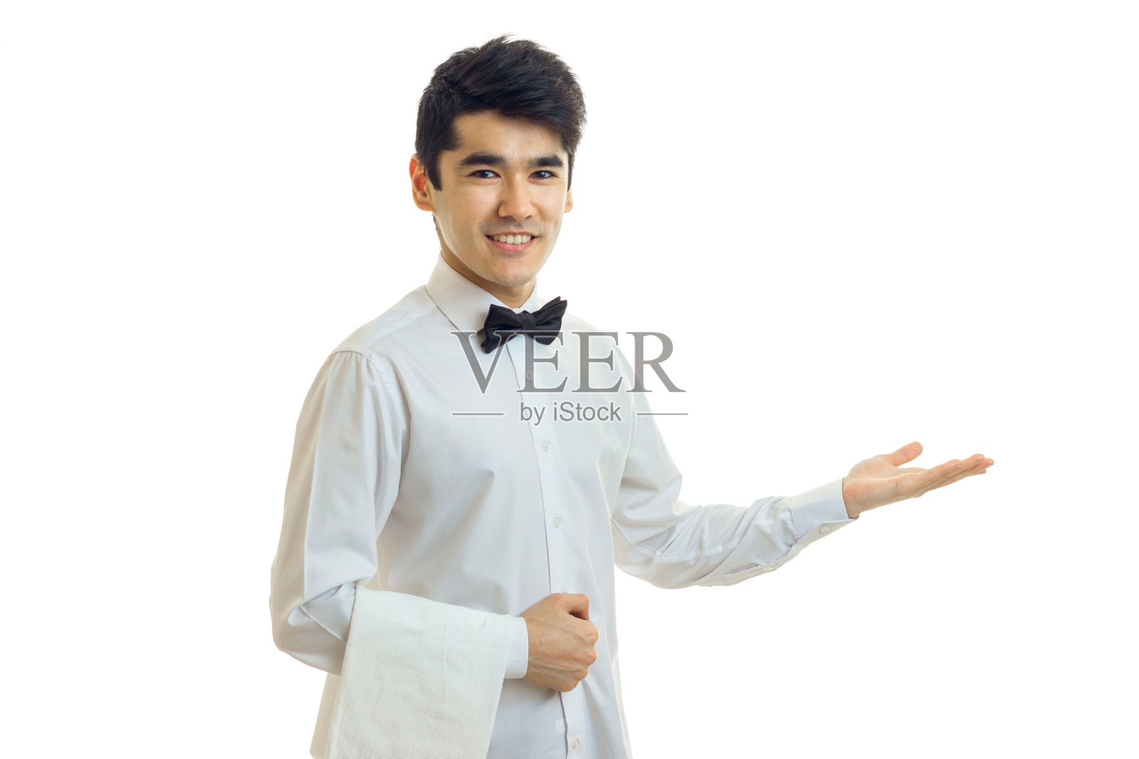 黑发帅气的服务员微笑着用手邀请客人入座照片摄影图片