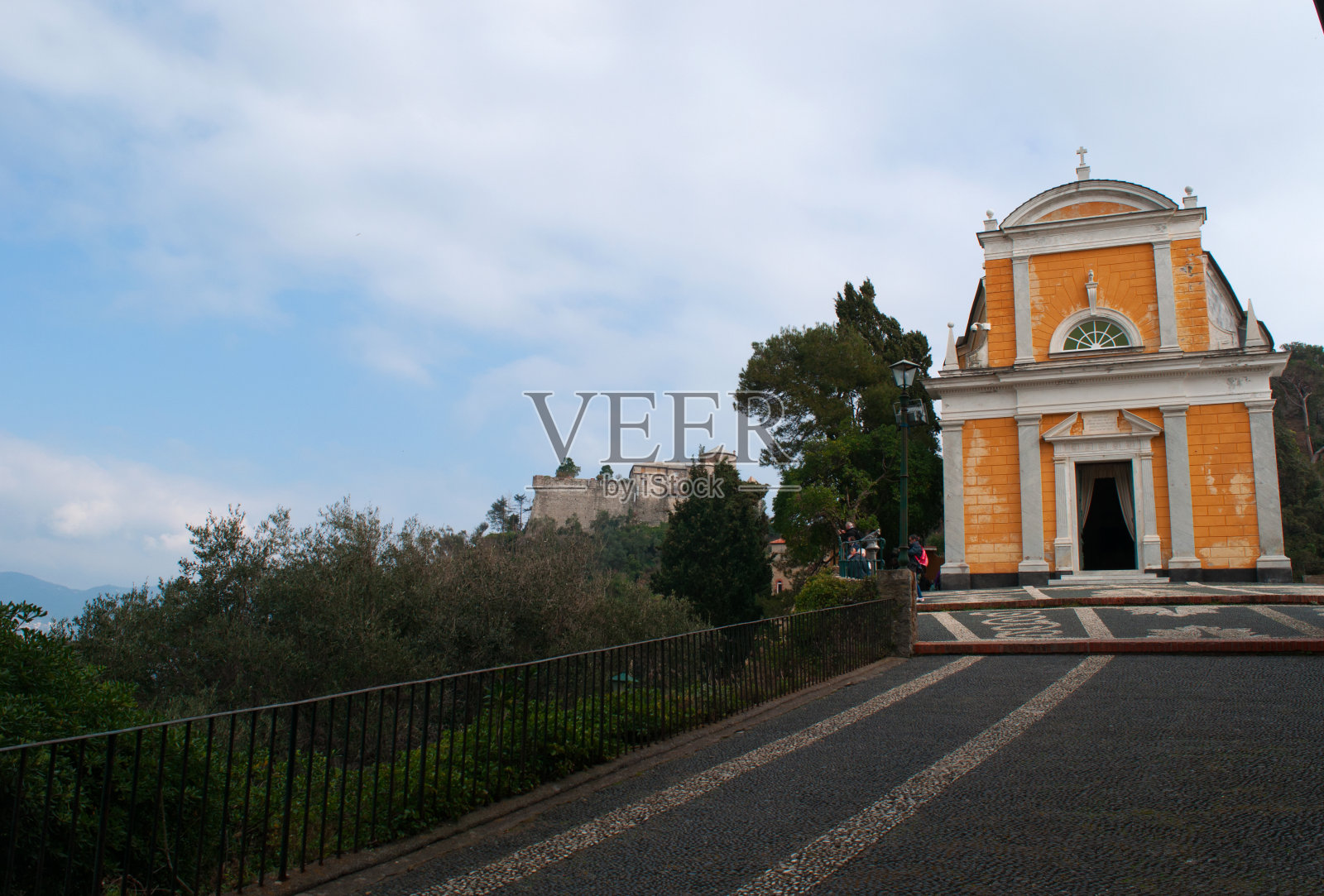 波尔托菲诺:从这里可以看到圣乔治教堂，它建于1154年，是由从十字军东征归来的当地水手带来的城市守护神圣乔治的遗物照片摄影图片