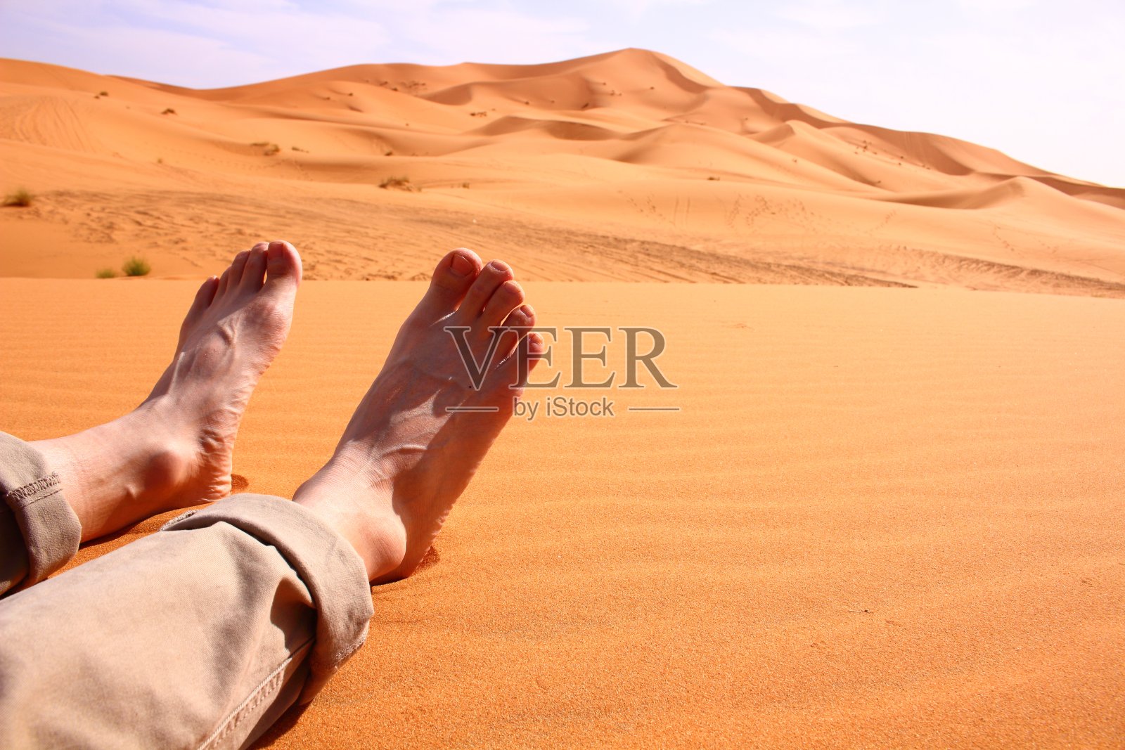 一个人在摩洛哥的撒哈拉沙漠上休息照片摄影图片