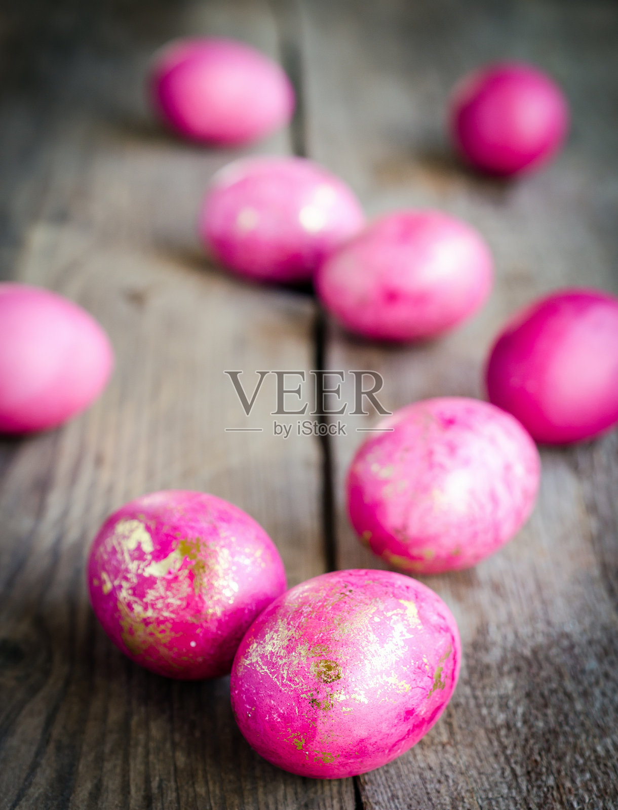 木制背景上的复活节彩蛋照片摄影图片