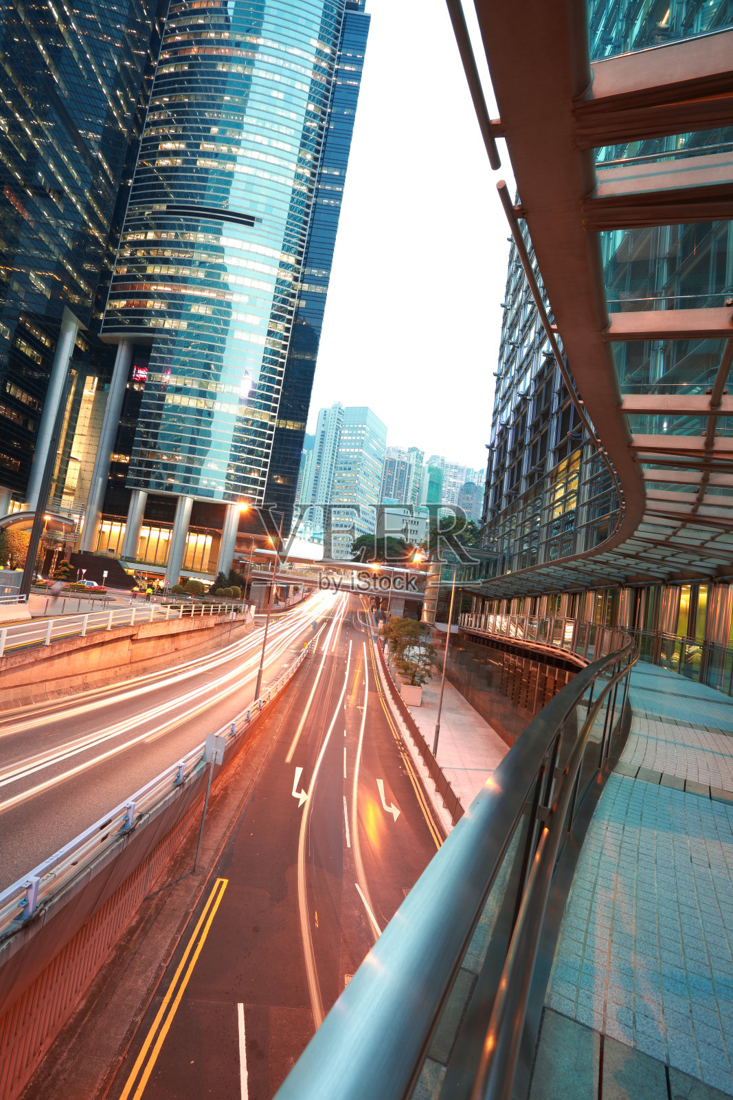 香港的路灯步道在街景建筑中照片摄影图片