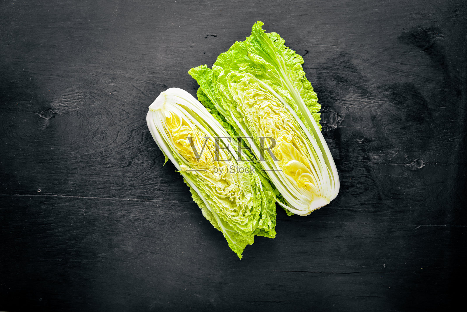 木桌上放着新鲜的白菜。前视图。照片摄影图片