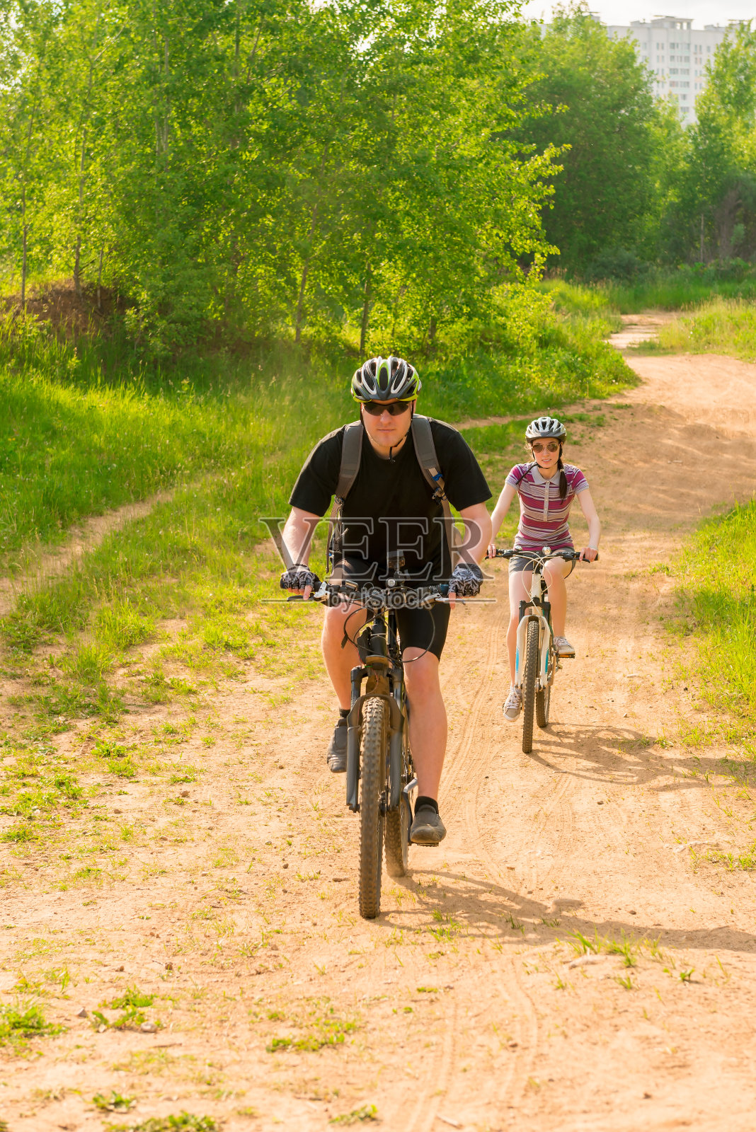 自行车戴着头盔在乡间小路上骑照片摄影图片