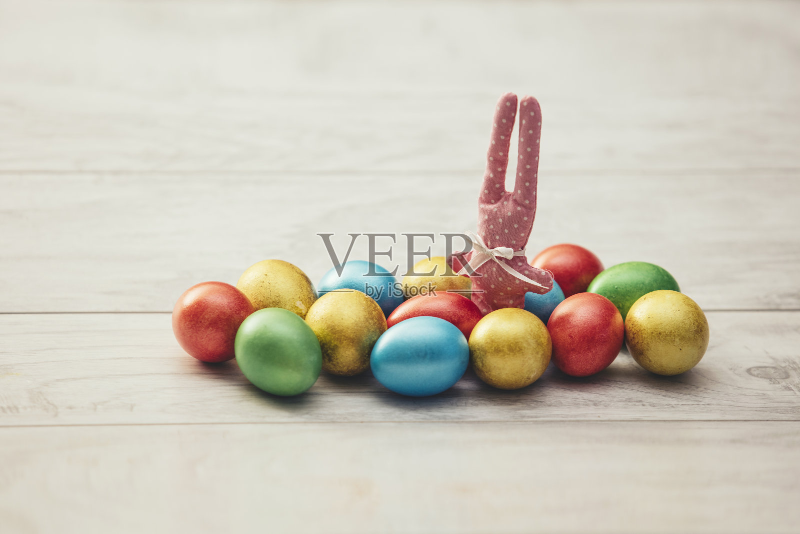 五颜六色的复活节彩蛋闪闪发光，是玩具兔子照片摄影图片