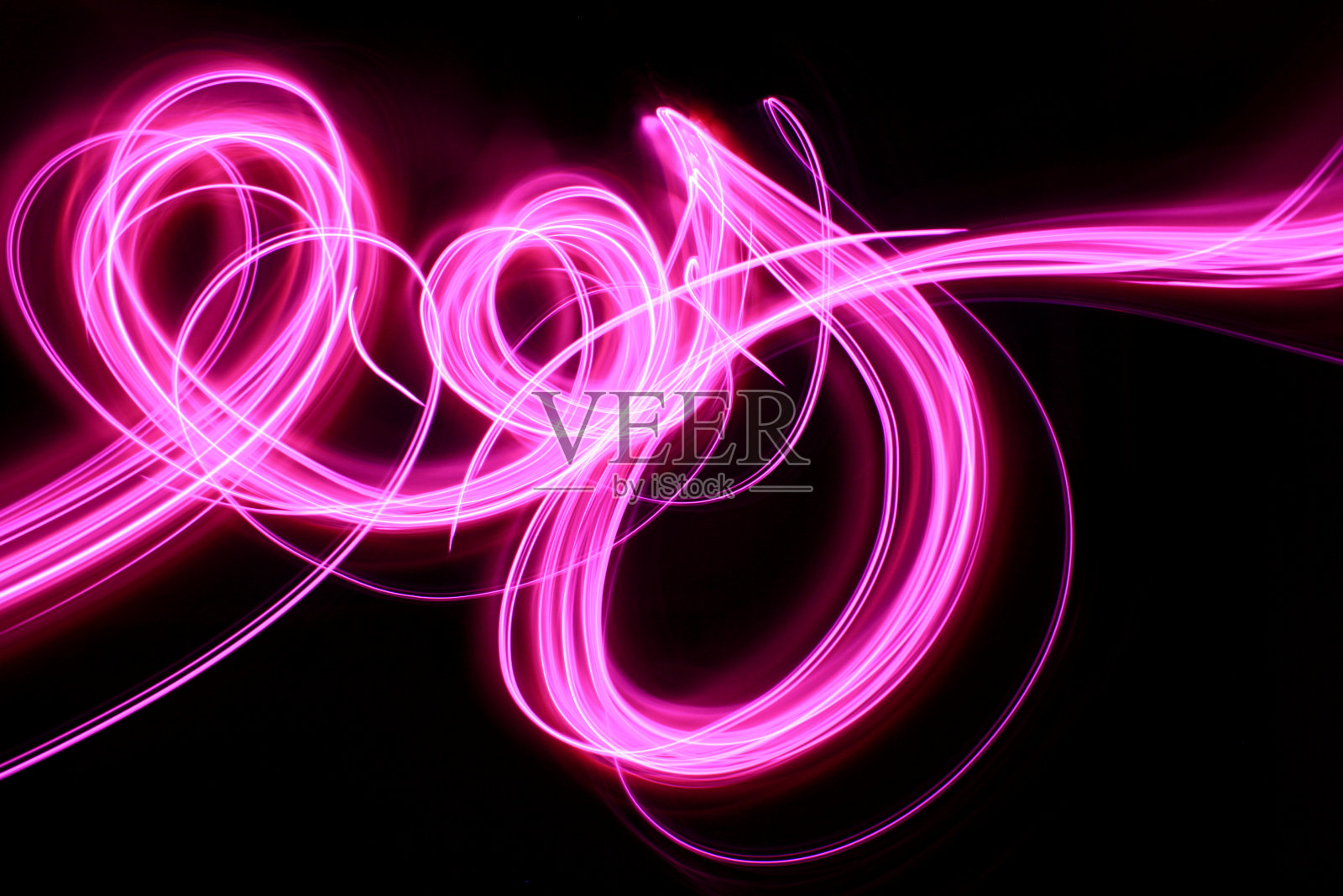 粉色光绘画摄影-漩涡和循环在一个干净的黑色背景照片摄影图片