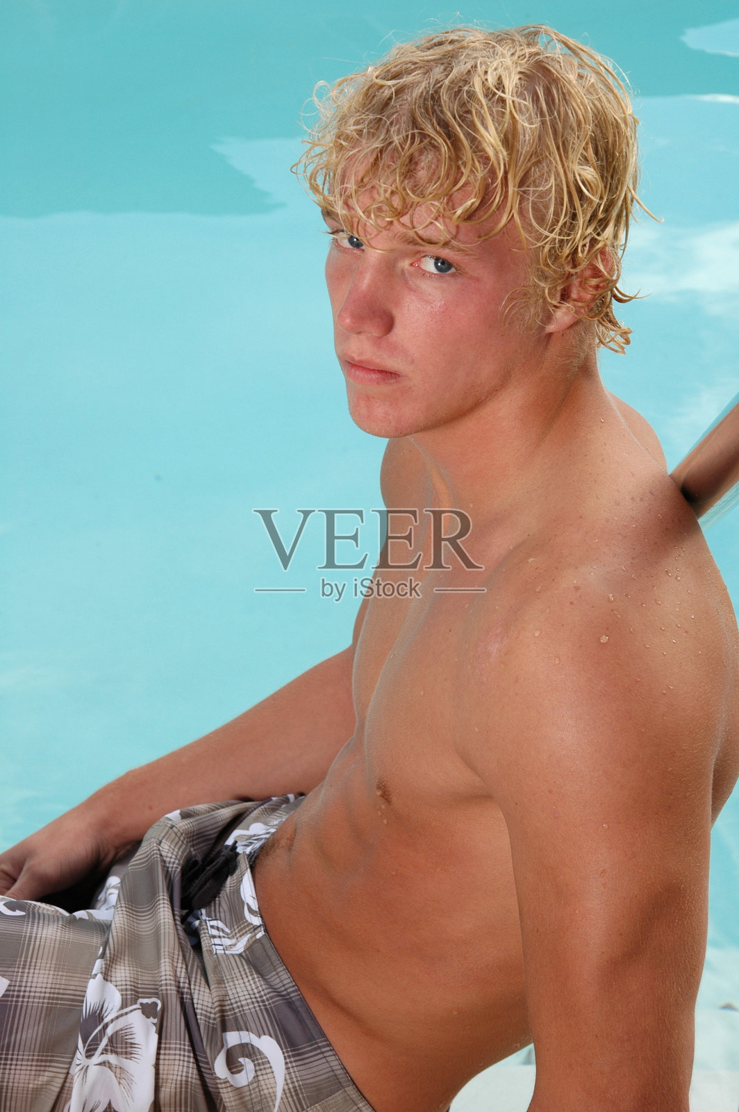 在游泳池边照片摄影图片