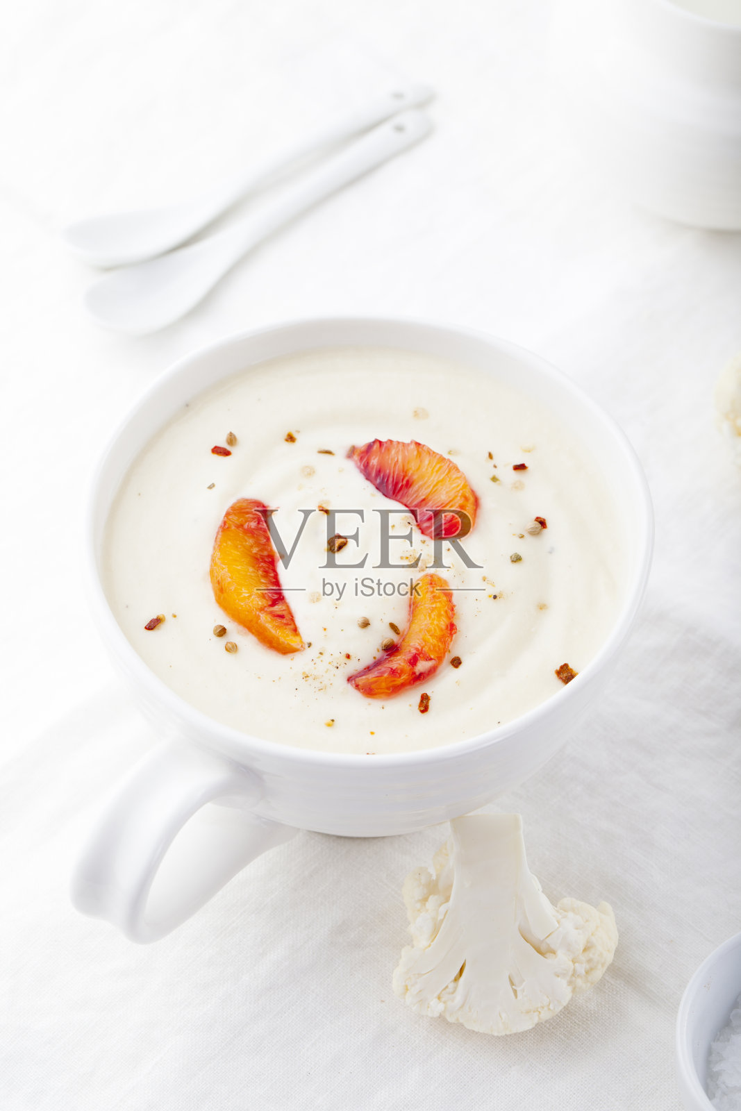 血淋淋的柳橙菜花汤。健康食品。照片摄影图片