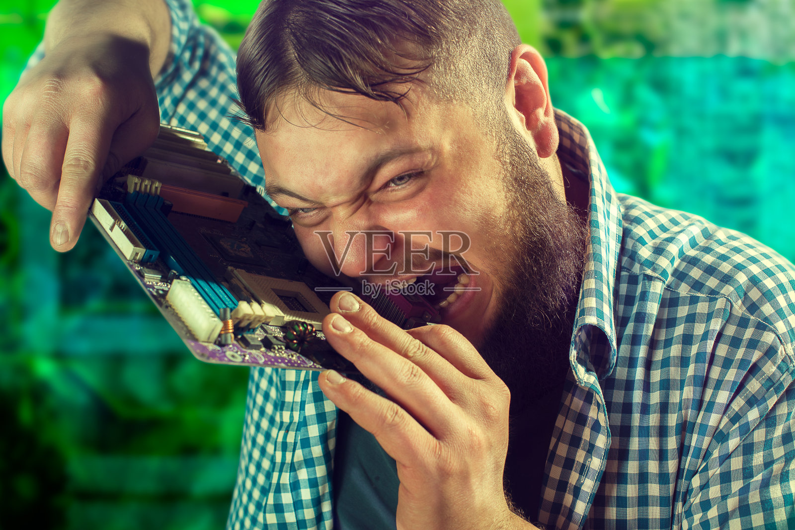 服务工程师修理电脑主板照片摄影图片