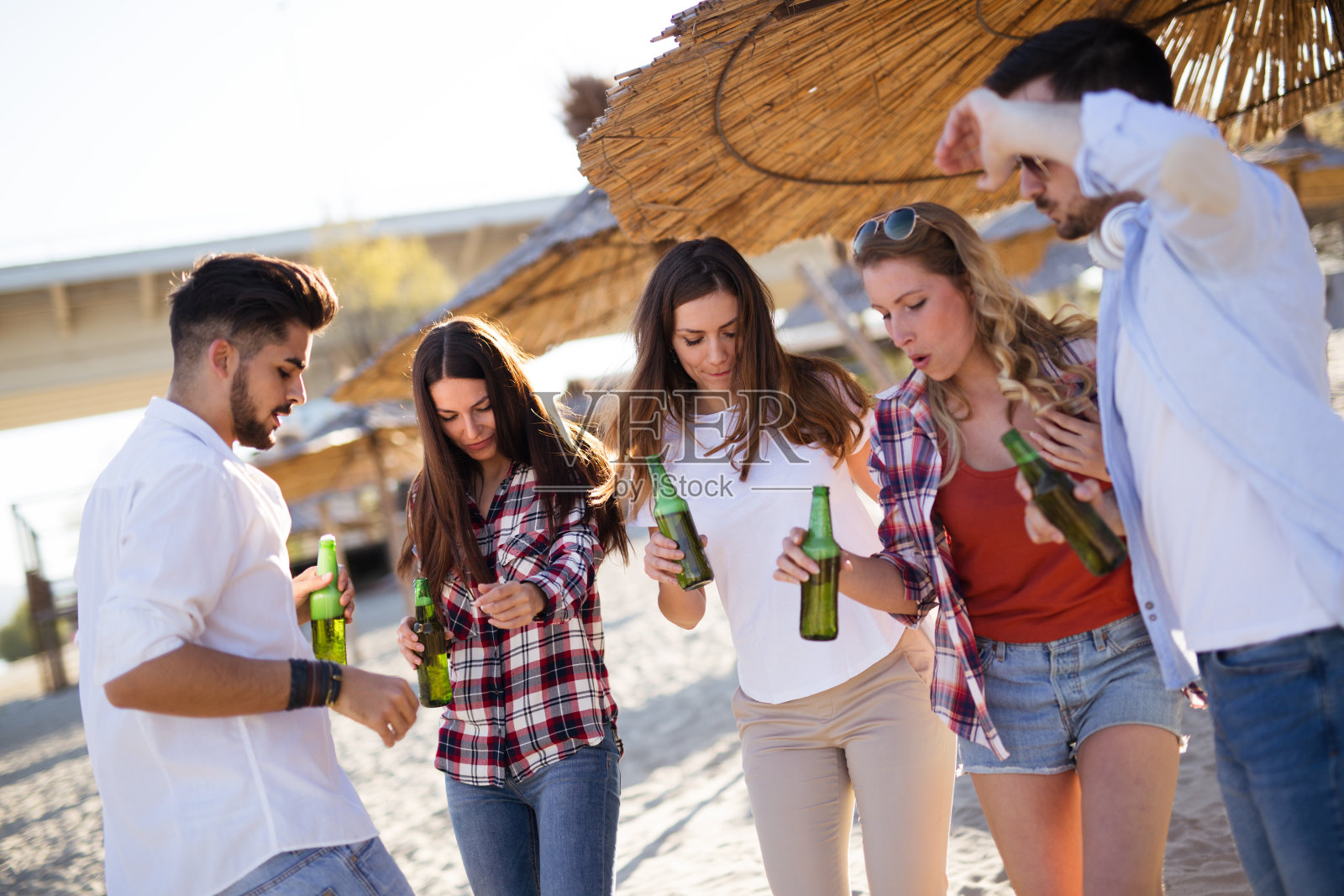 快乐的一群年轻的朋友在海滩上玩夏天照片摄影图片