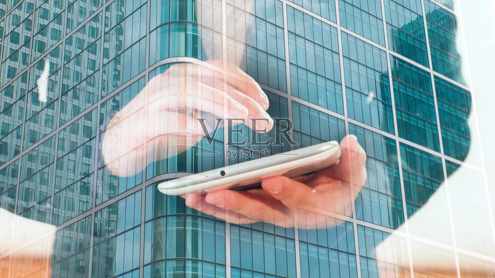 双重曝光，商人使用平板电脑和伦敦写字楼照片摄影图片