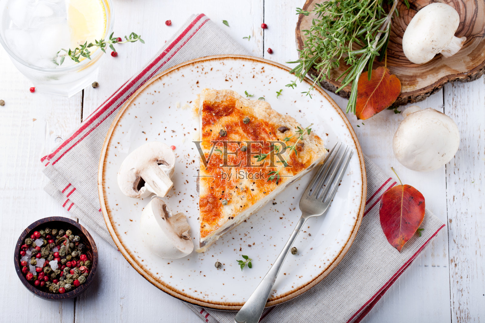 蘑菇，香槟派，陶瓷盘子上的乳蛋饼照片摄影图片