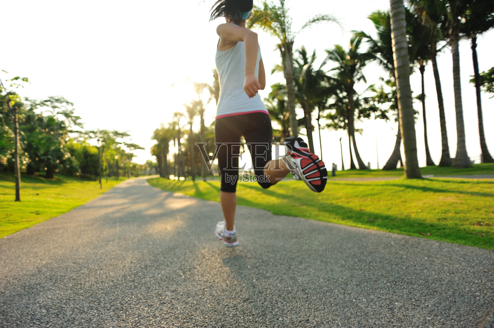 健康生活方式亚洲女人在热带公园慢跑照片摄影图片