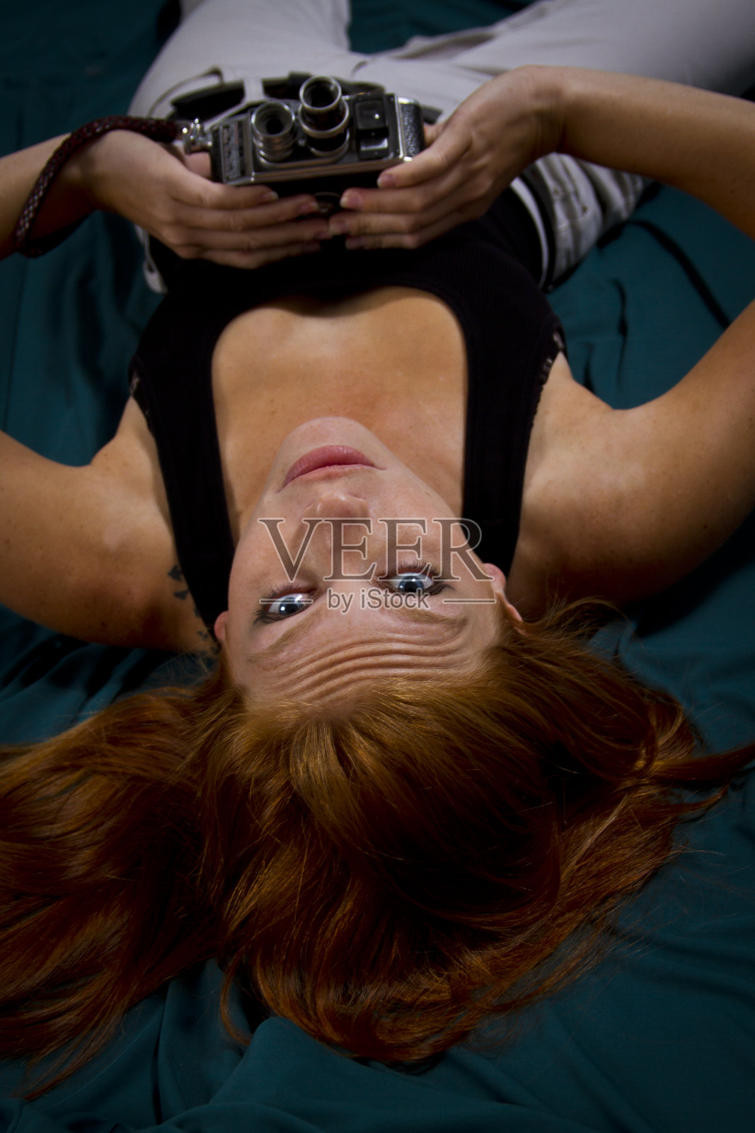 地板上的女孩拿着相机照片摄影图片