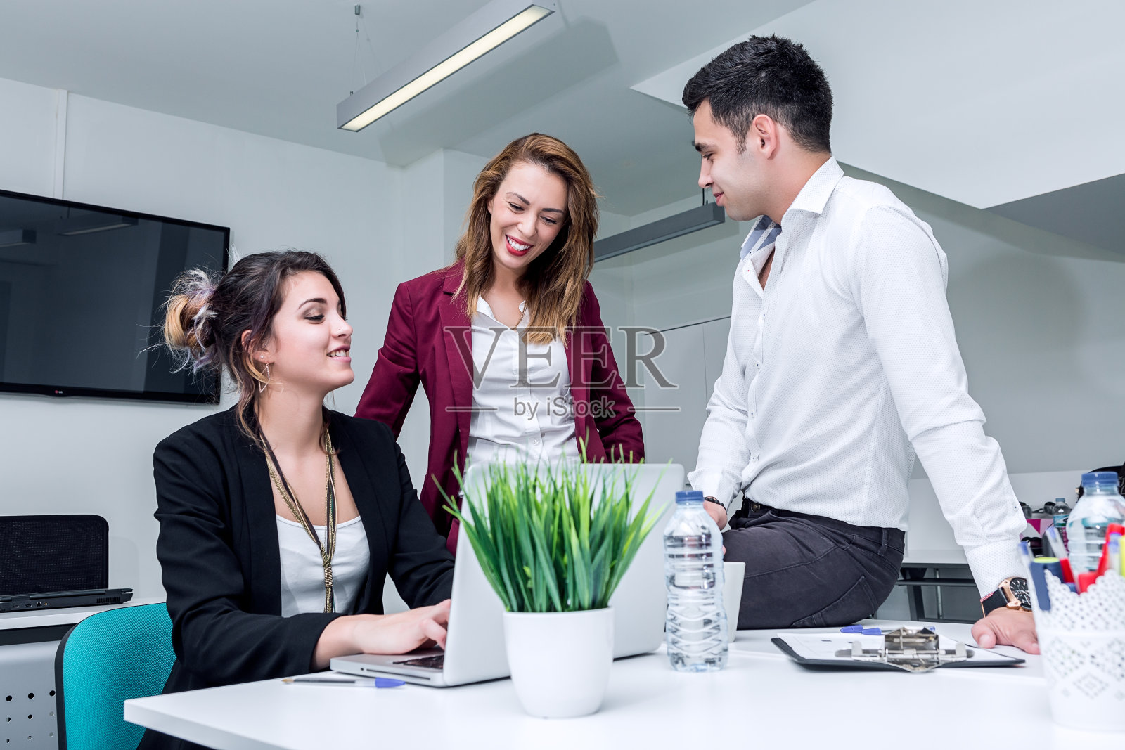 愉快的办公室职员交谈照片摄影图片