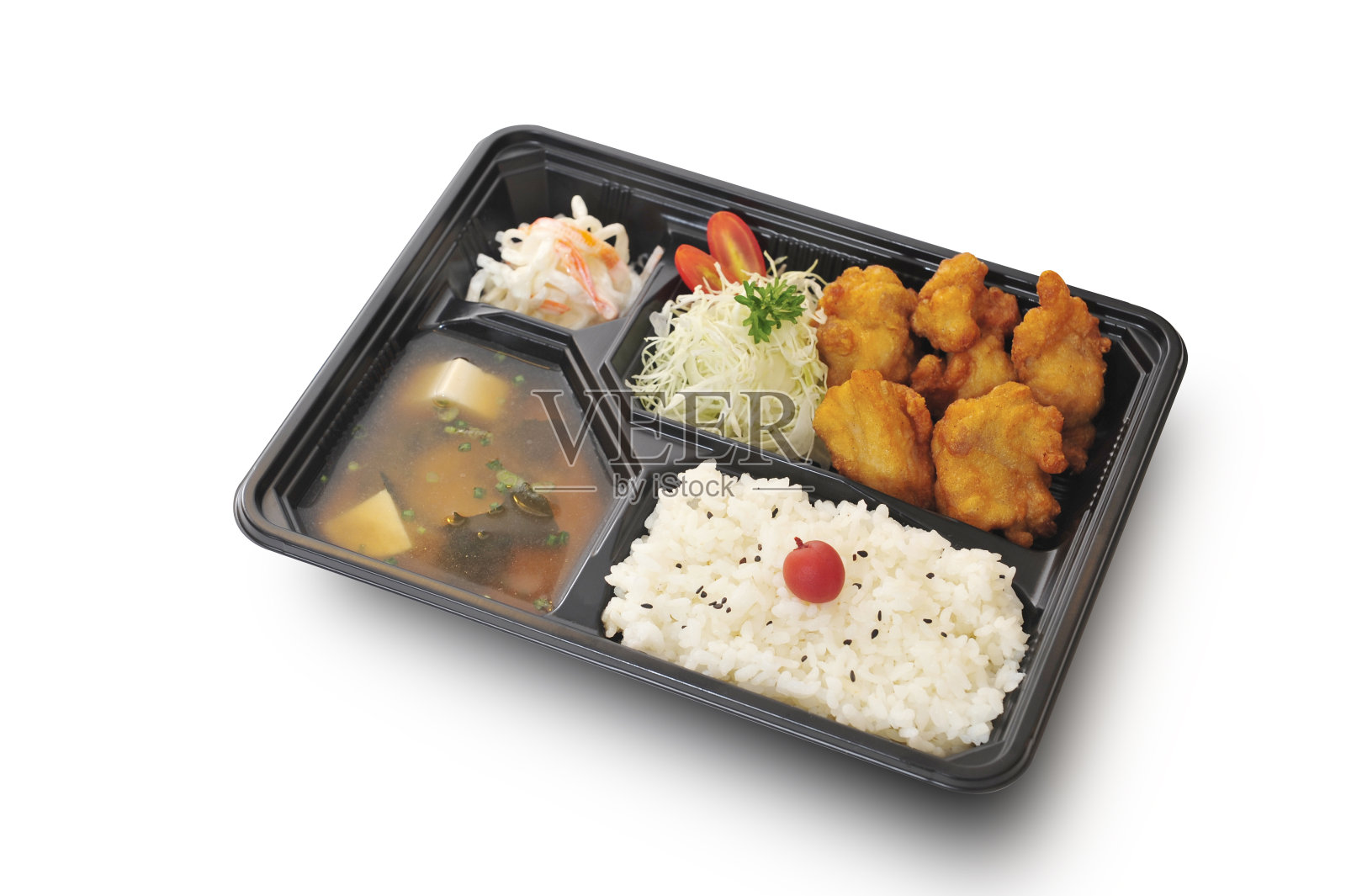 孤立和剪切路径的油炸鸡套餐便当套餐。，照片摄影图片